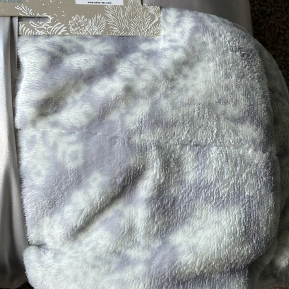 Brand New Paper Store Exclusive Luxury Sherpa Throw - Picture 3 of 5